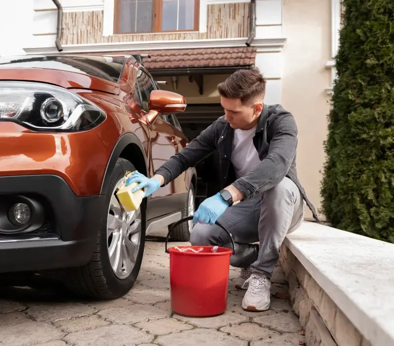 Lavage auto à domicile Plémet : professionnel intervenant sur un véhicule